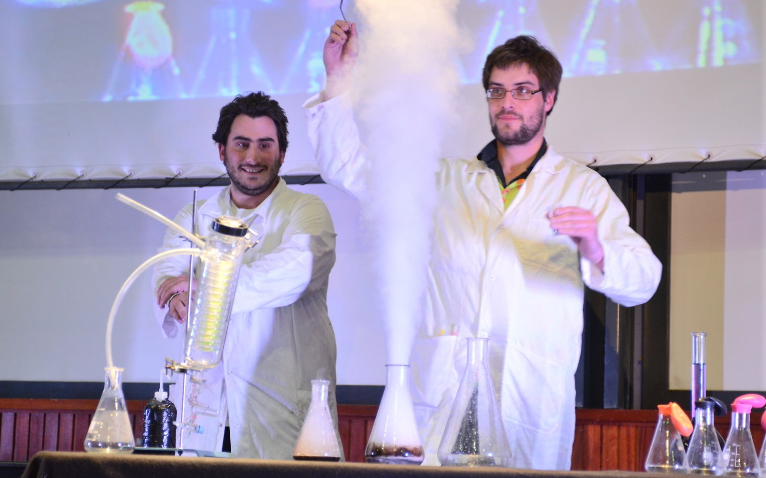 Nous sommes épaulés par des chercheurs et des étudiants pour présenter les animations @SCS Etudiants présentent un show scientifique