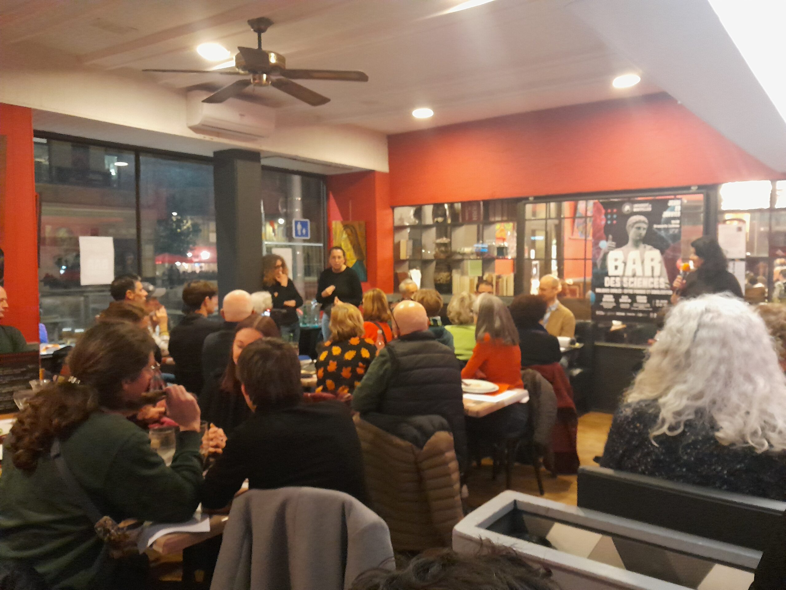 Le bar des sciences propose au public de rencontrer les chercheurs dans un cadre décontracté